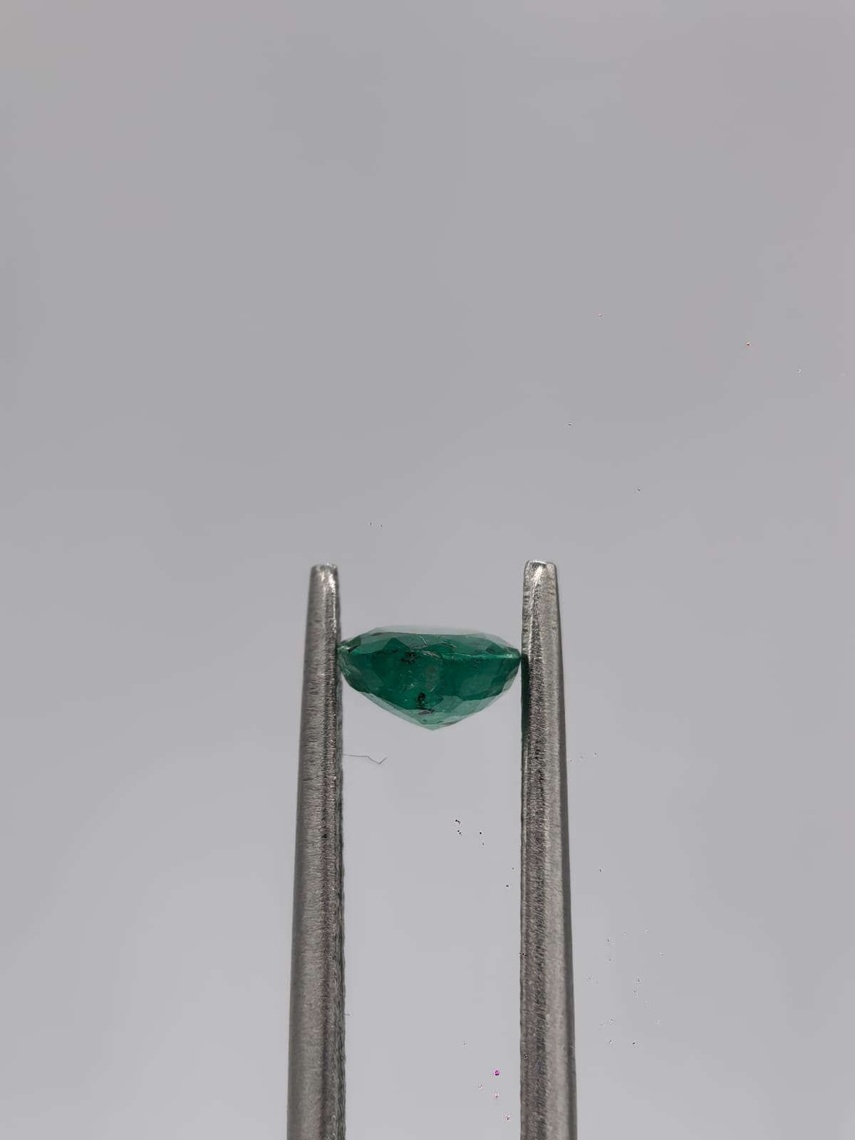 Esmeralda colombiana oval de 0.65ct