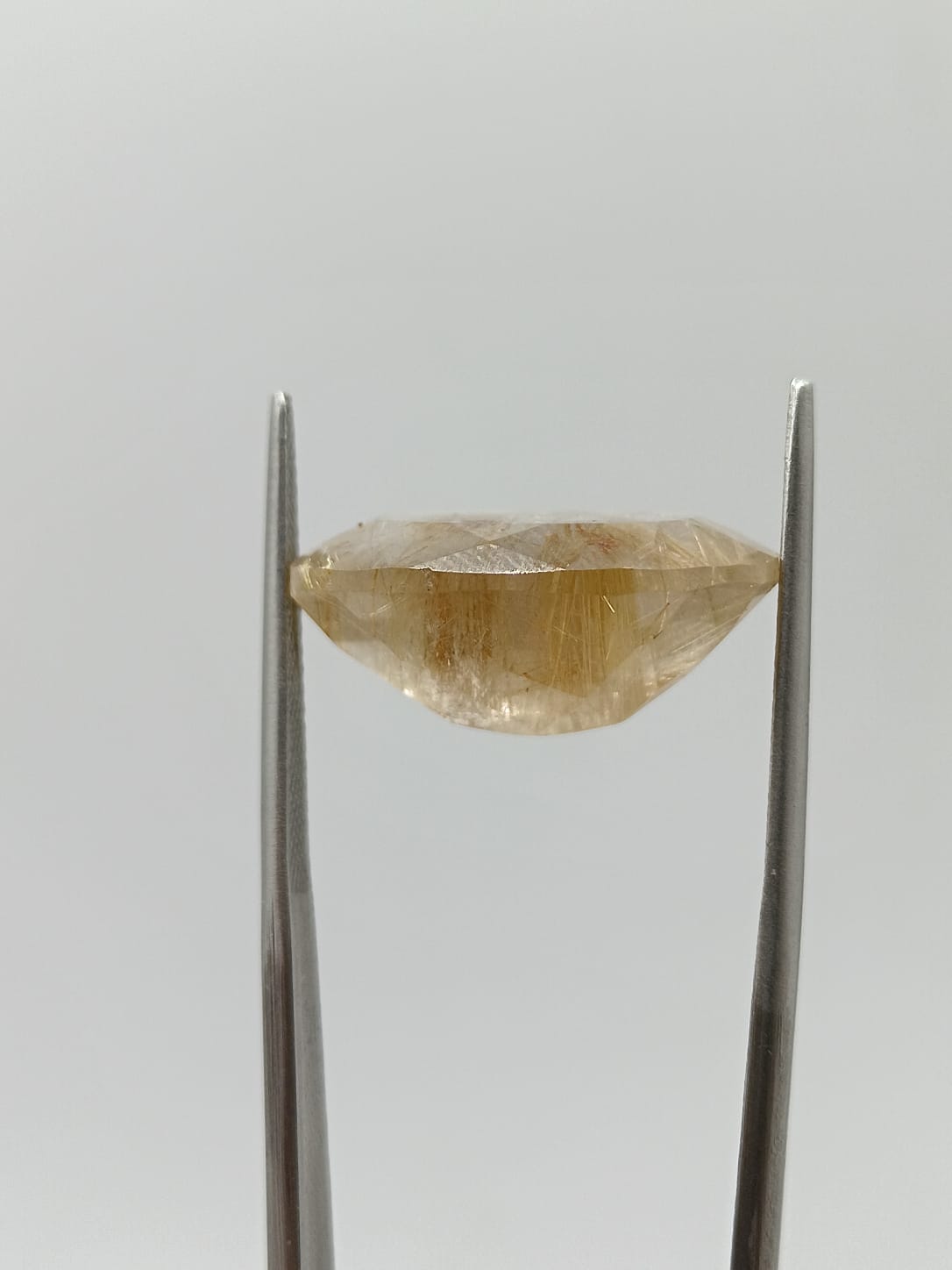 Cuarzo rutilado ovalado de 15.84ct