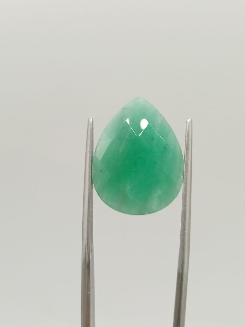 Esmeralda brasileña forma de gota de 8.32ct