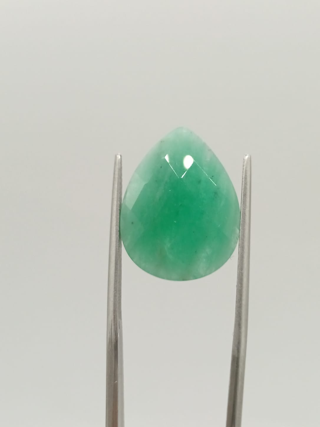 Esmeralda brasileña forma de gota de 8.32ct