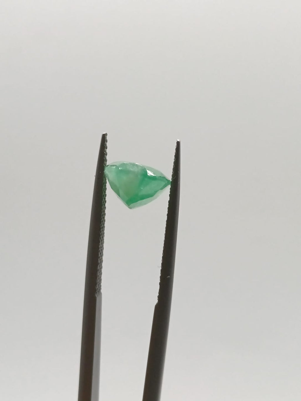 Esmeralda brasileña ovalada de 3.29ct