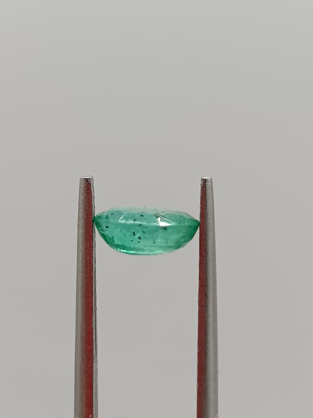 Esmeralda colombiana ovalada de 0.79ct