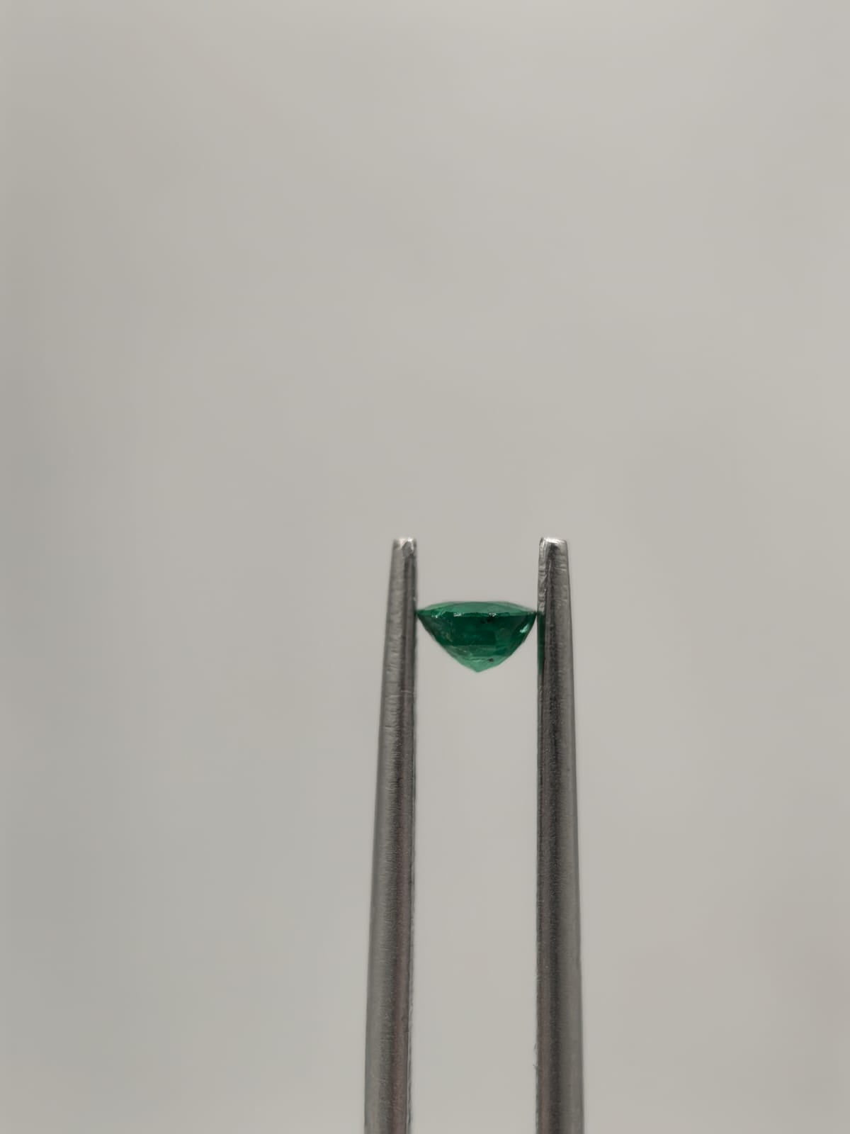 Esmeralda colombiana ovalada de 0.32ct