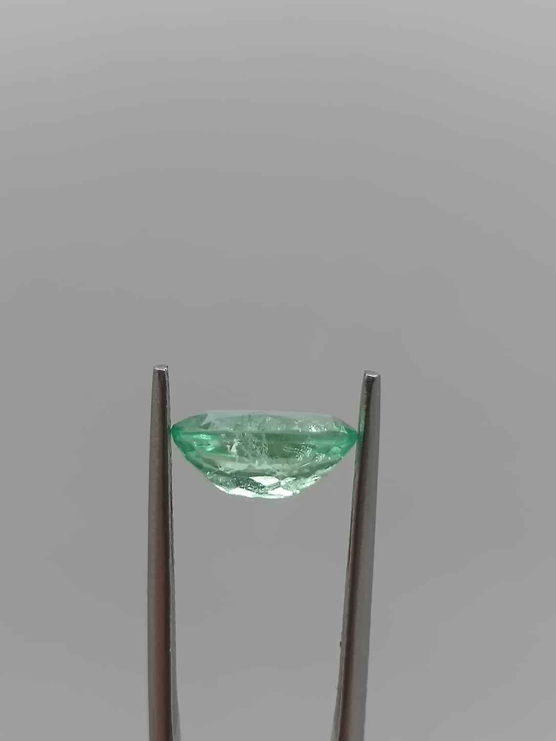 Esmeralda colombiana ovalada de 0.79ct